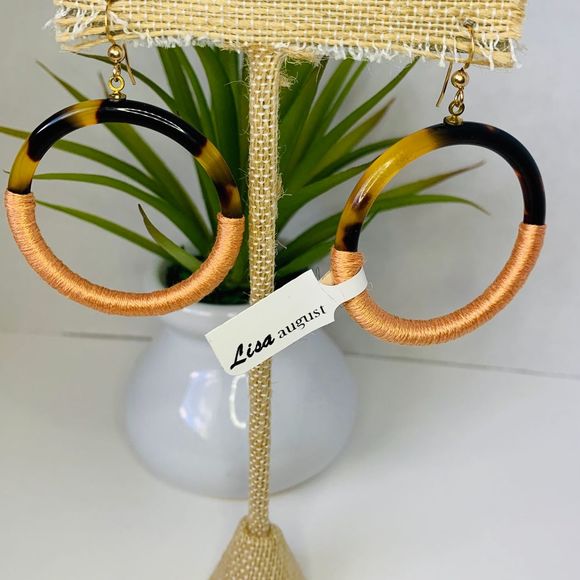 LISA AUGUST Vegan Tortoise Coral Hoop Earrings - Picture 1 of 4